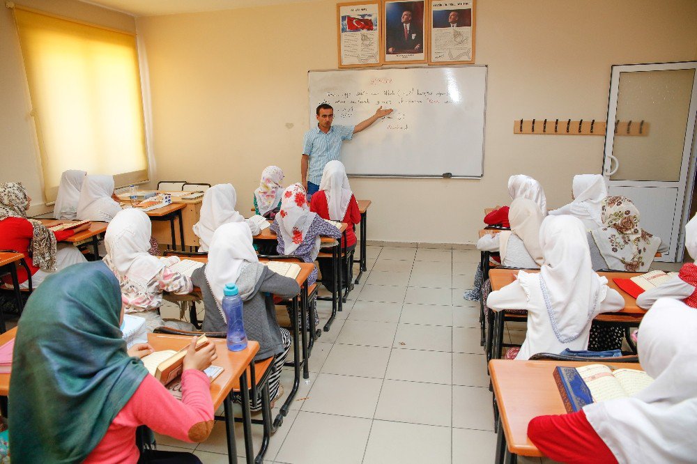 Gençler, Yaz Dönemini Kur’an-ı Kerim Öğrenerek Geçiriyor