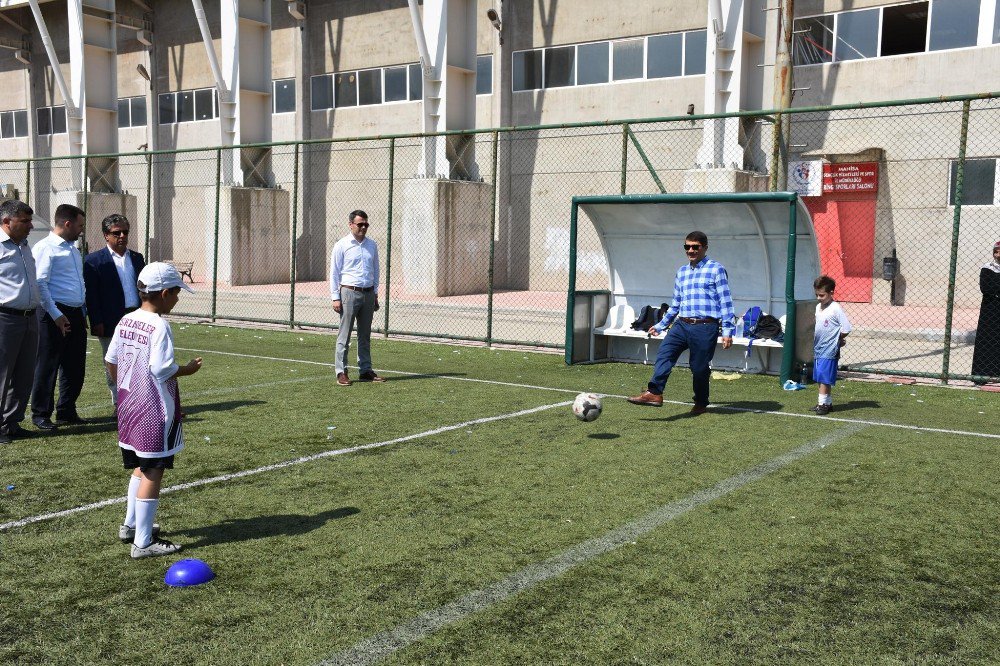 Başkan Çelik Minik Futbolcuları Ziyaret Etti