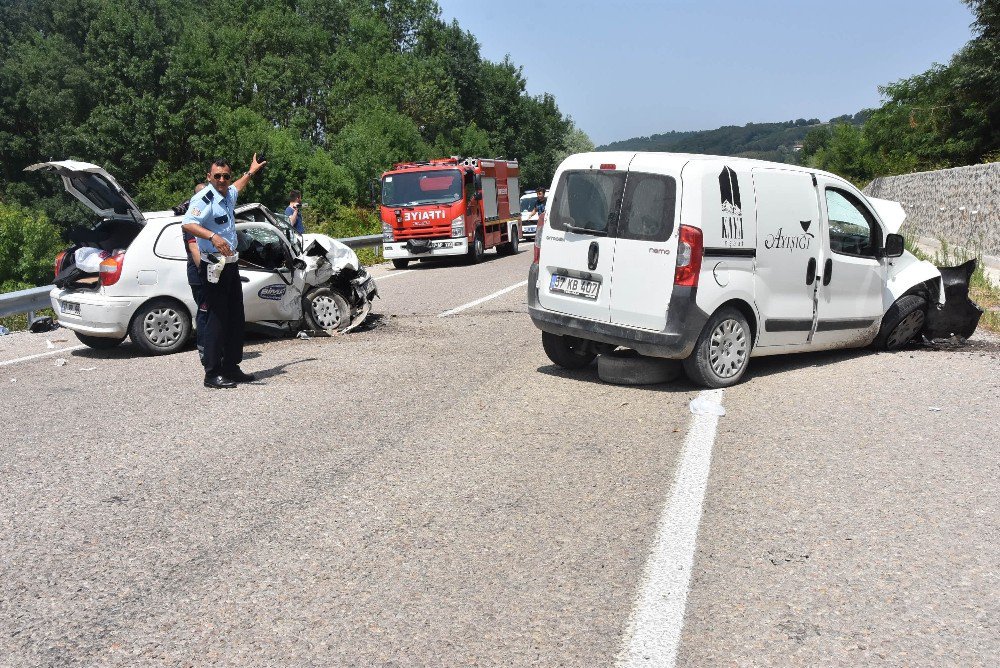 Sinop’ta 2 Otomobil Çarpıştı: 3 Yaralı