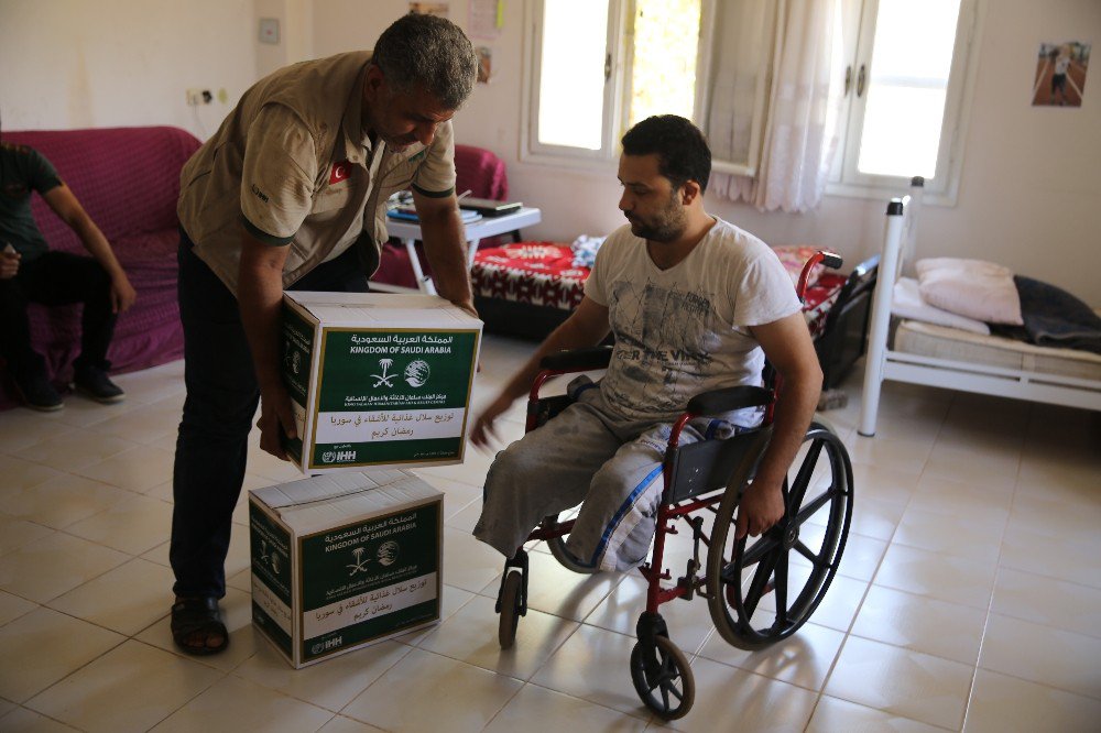 Savaş Mağduru Yaralı Sivillere Gıda Yardımı