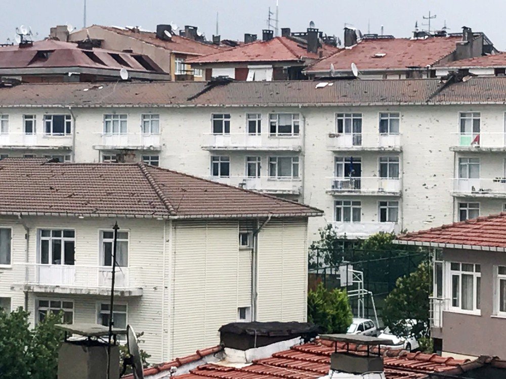 Üsküdar’da Dolu Yağışı Binaları Deldi