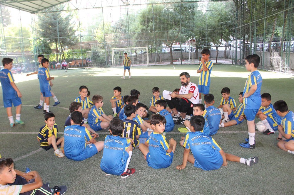 Siirt’te 75 Çocuk Akademide Futbol Öğreniyor