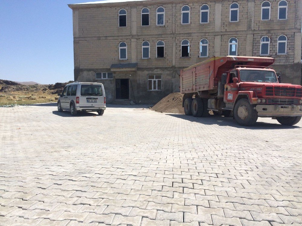 Çaldıran’da Yol Yapım Çalışması