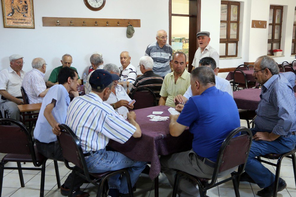 Kıraathaneler Kapalı Alanlardaki Sigara İçme Yasağından Memnun