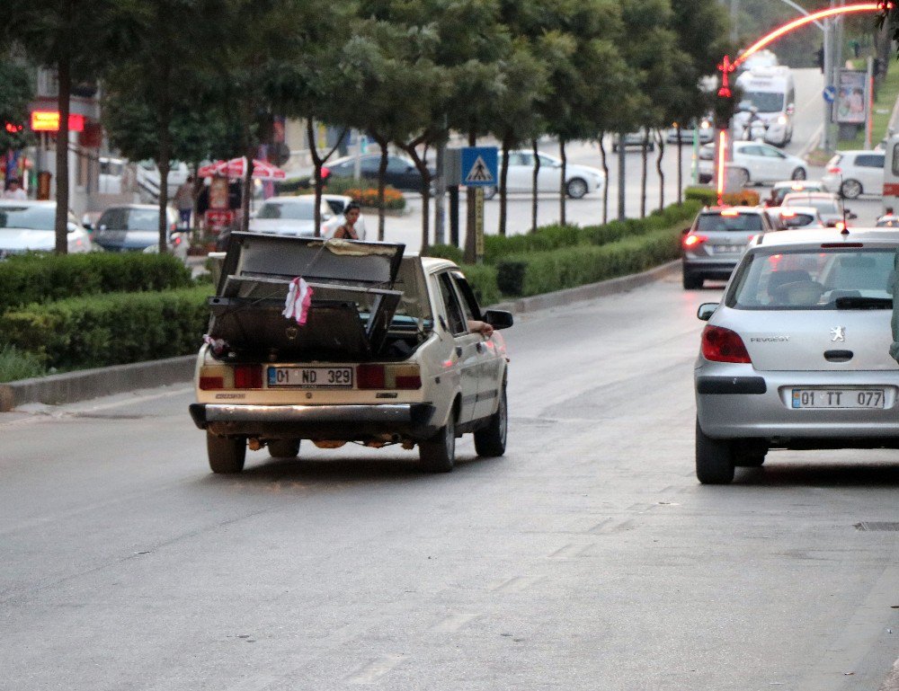 Çöpten Aldığı Çelik Kapıyı Otomobilin Bagajında Taşıdı