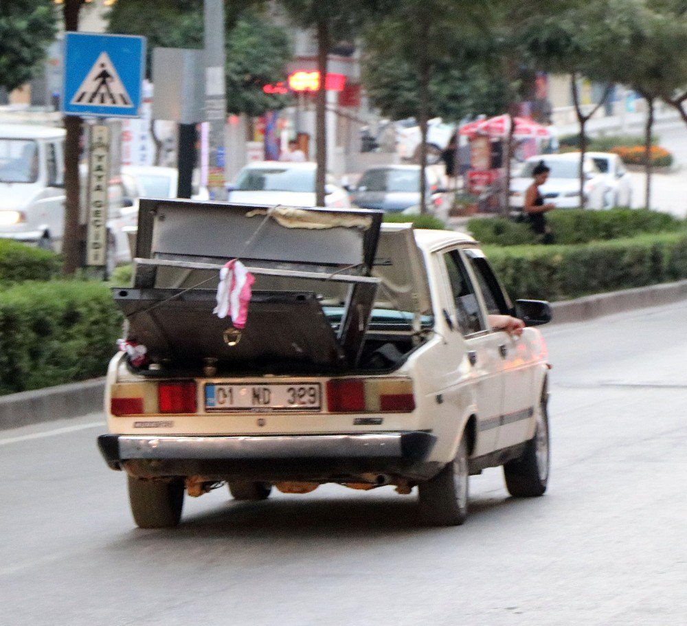 Çöpten Aldığı Çelik Kapıyı Otomobilin Bagajında Taşıdı