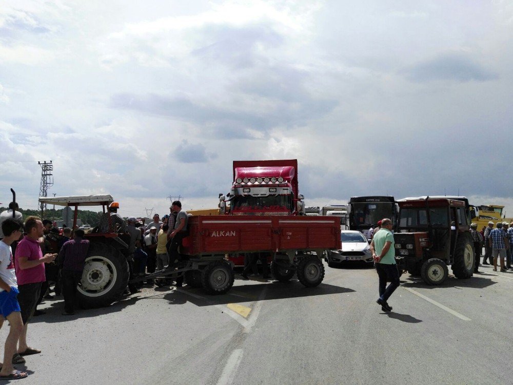 Köy Sakinleri Kaza Sonrası Afyonkarahisar-kütahya Karayolunu Ulaşıma Kapattı