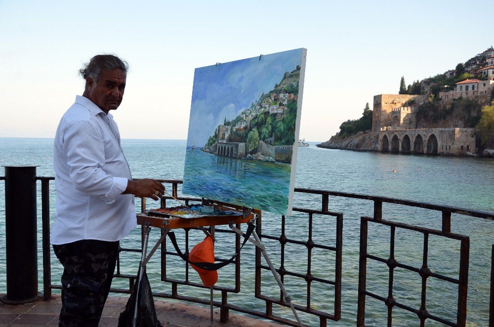 Azeri Ressam Tuvale Yansıttığı Resimleri Alanya’da Görücüye Çıkardı