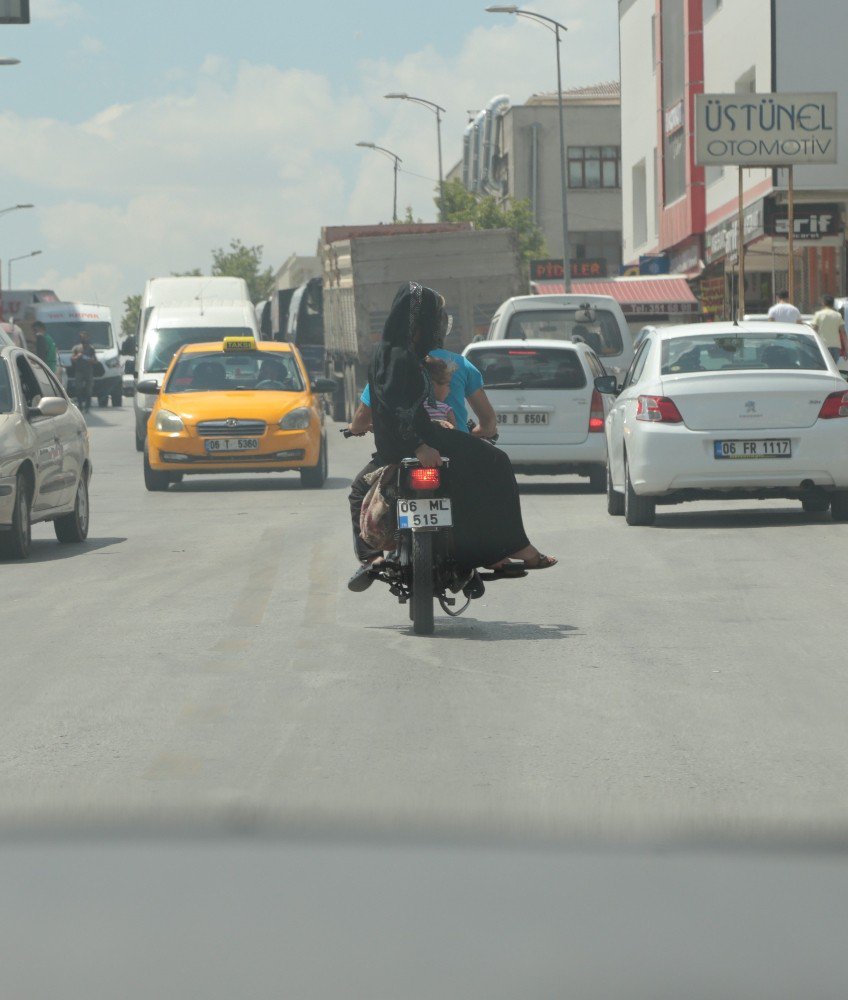 3 Kişilik Ailenin Tehlikeli Motosiklet Yolculuğu