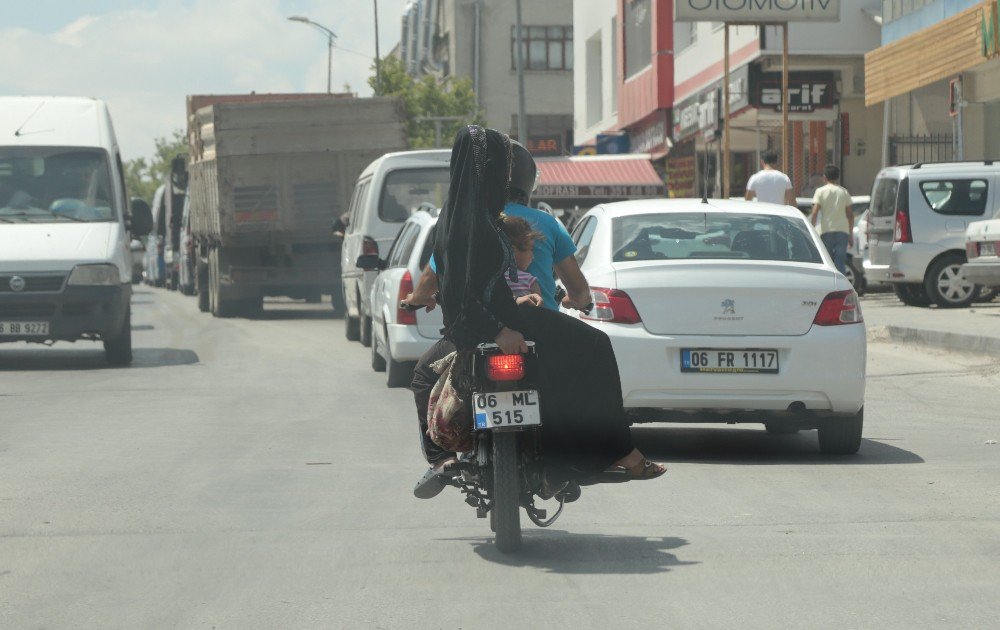 3 Kişilik Ailenin Tehlikeli Motosiklet Yolculuğu