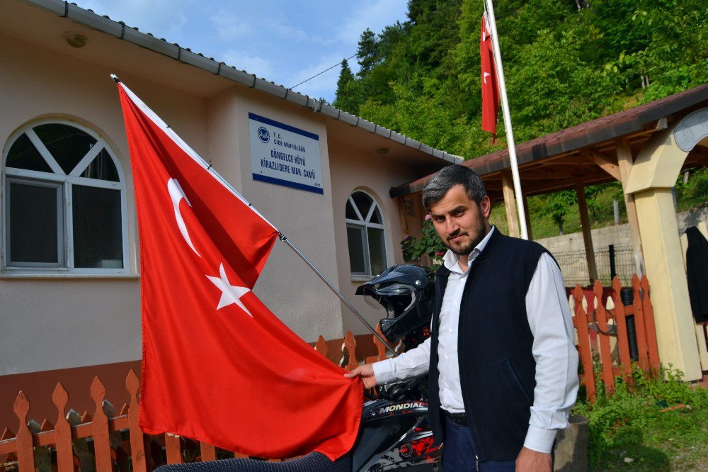 Motosikletinde Bayrak Taşıyarak Mehter Marşıyla Geziyor