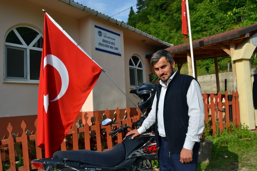 Motosikletinde Bayrak Taşıyarak Mehter Marşıyla Geziyor