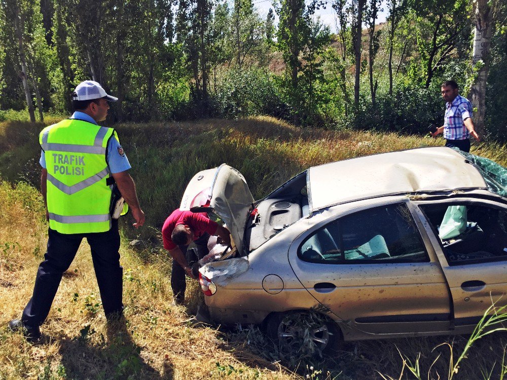 Otomobil Şarampole Uçtu: 2 Yaralı