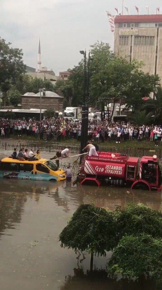 Minibüs Üzerinde Kalan Yolcular Uzatılan Merdivenden Emekleyerek Kurtuldu