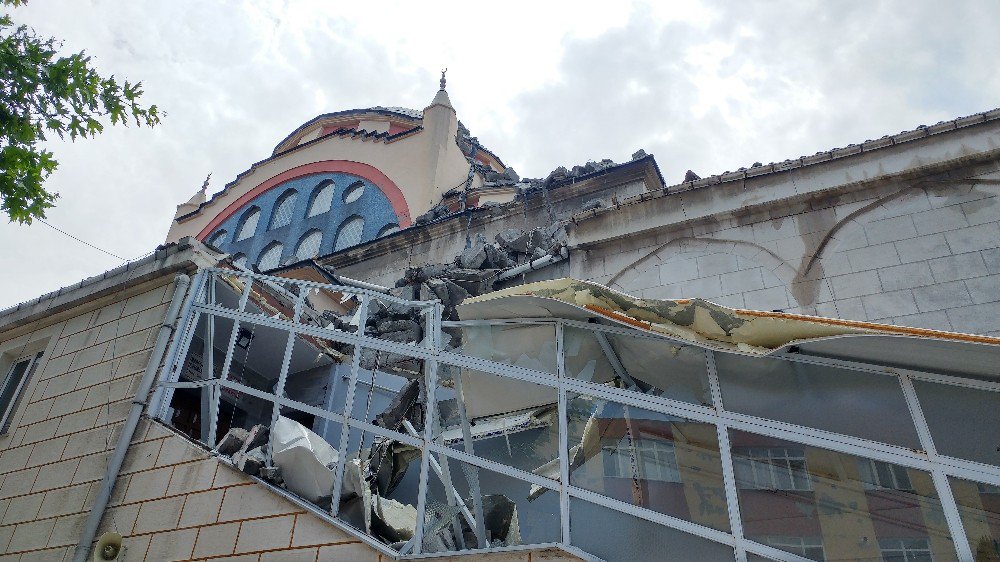 Şiddetli Fırtınada Caminin Minaresi Yıkıldı