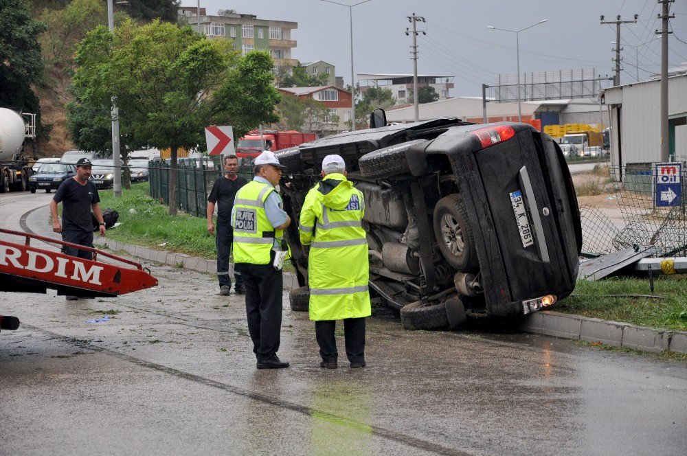 Otomobil Elektrik Direğine Çarptı: 3 Yaralı