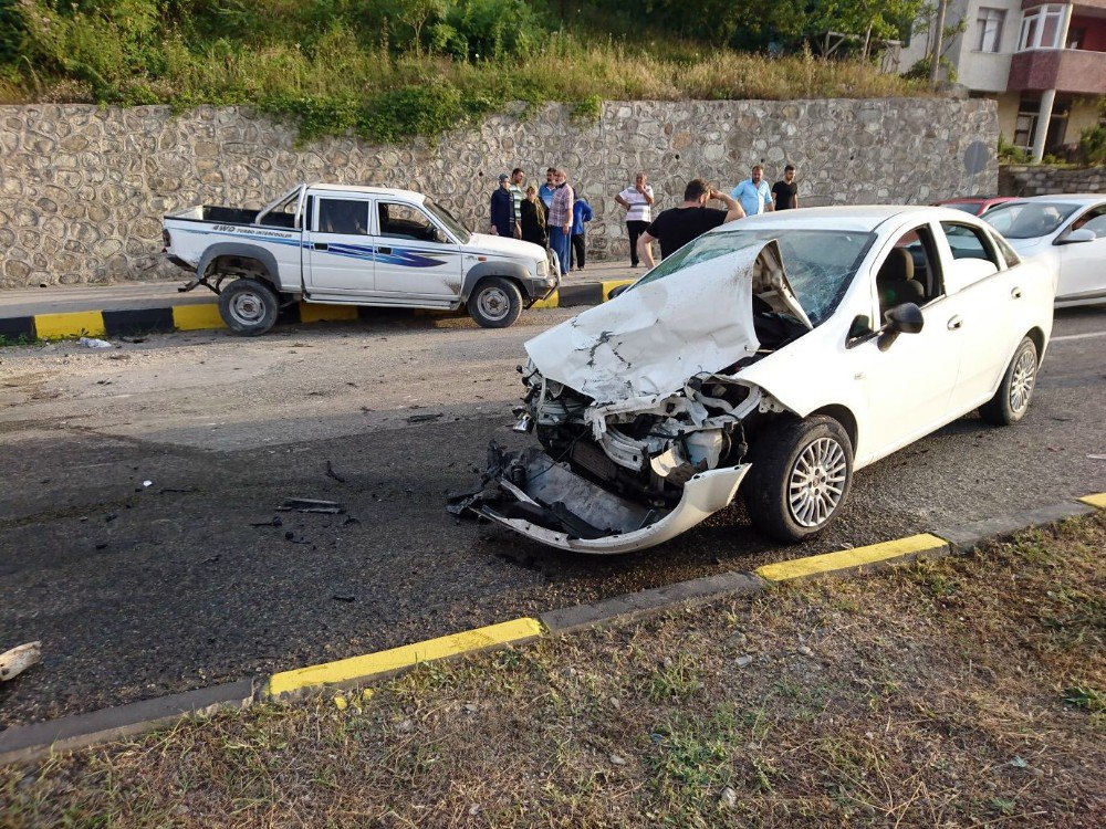 Kastamonu’da Kamyonet İle Otomobil Çarpıştı: 3 Yaralı