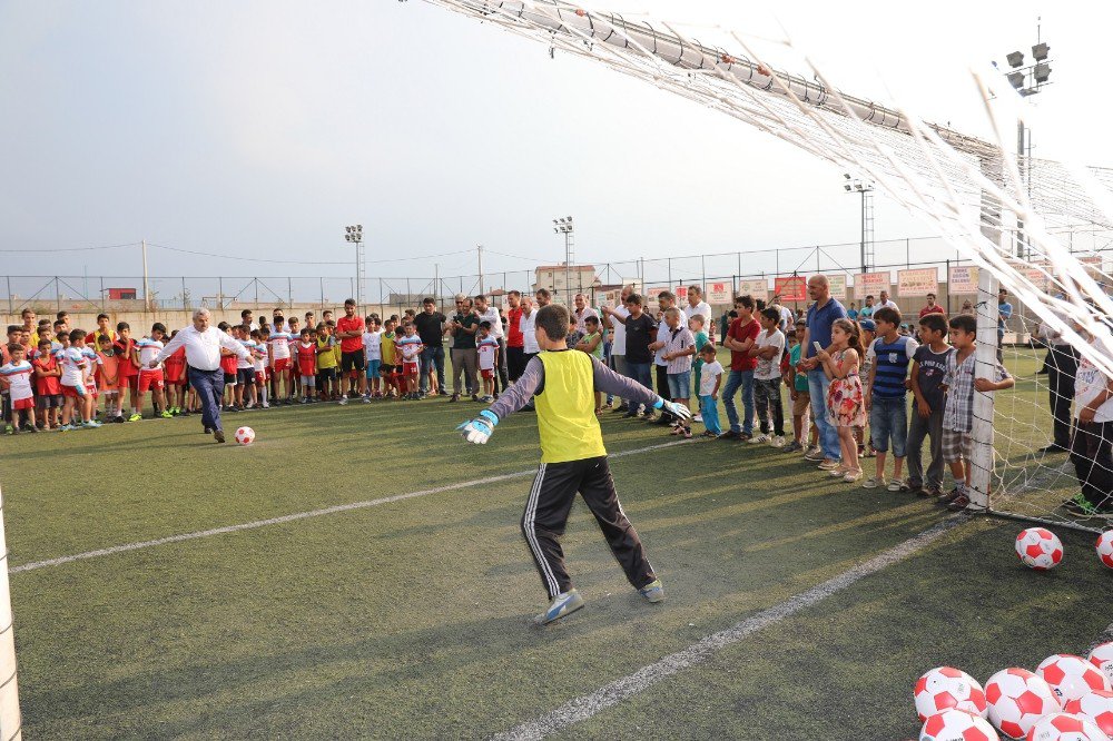 Başkan Baran, Genç Sporculara Futbol Topu Dağıttı