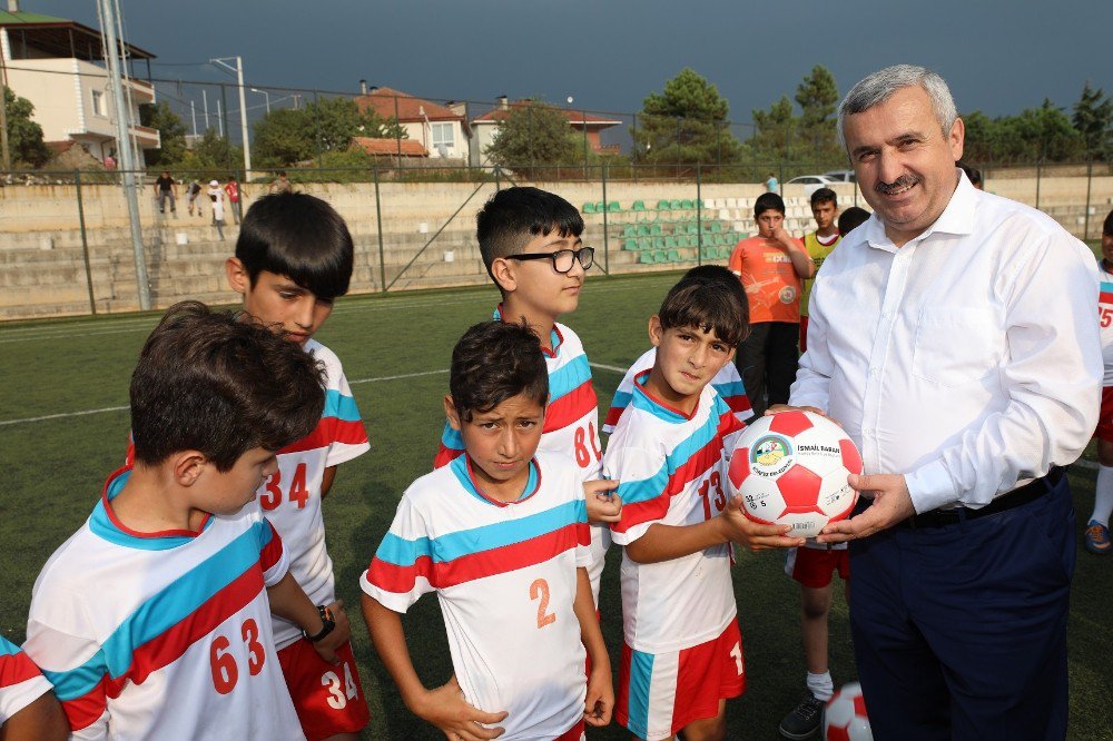 Başkan Baran, Genç Sporculara Futbol Topu Dağıttı