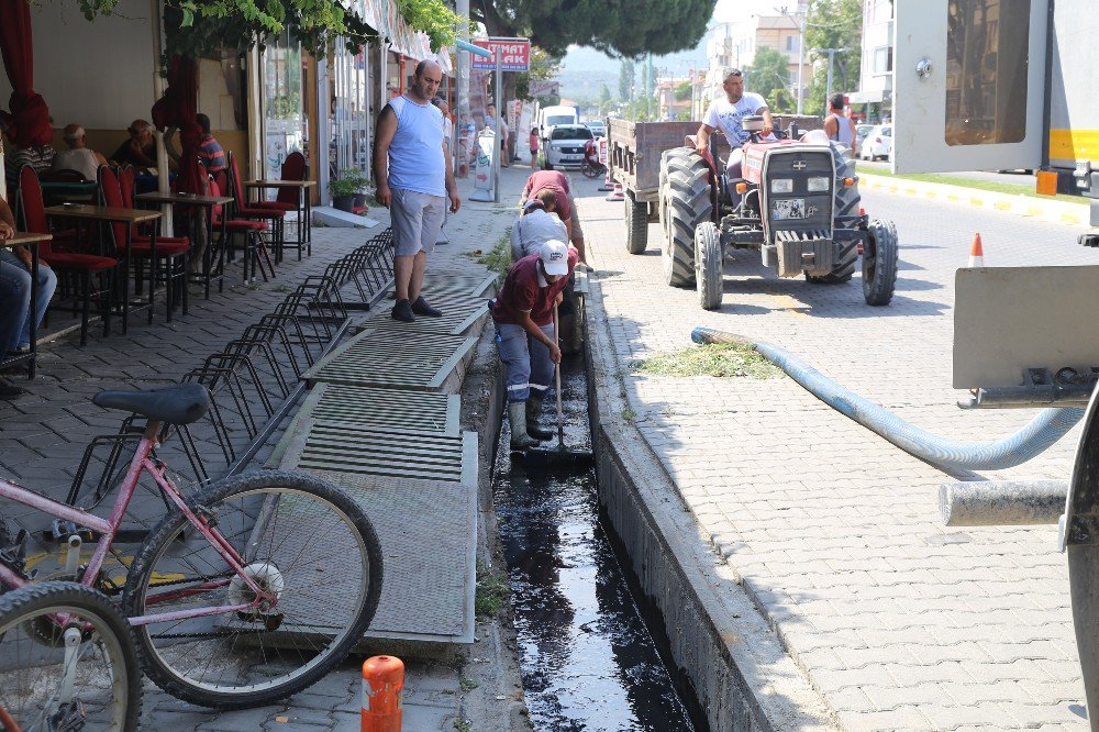 Burhaniye’de Mazgallar Temizlendi