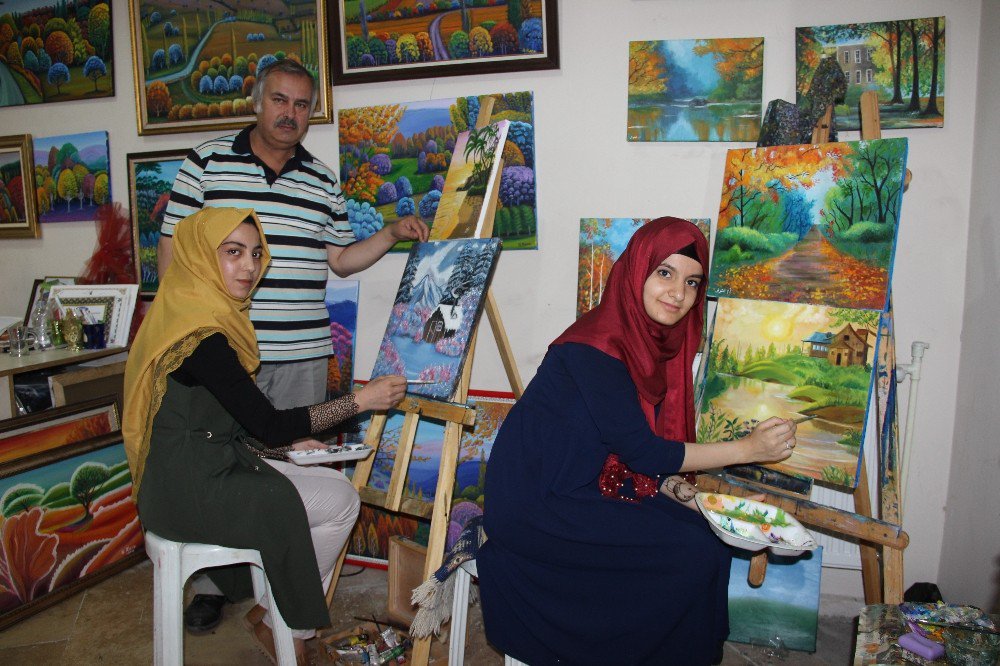 Ressam Hasan Kara’dan, Iraklı 3 Mülteciye Ücretsiz Resim Kursu