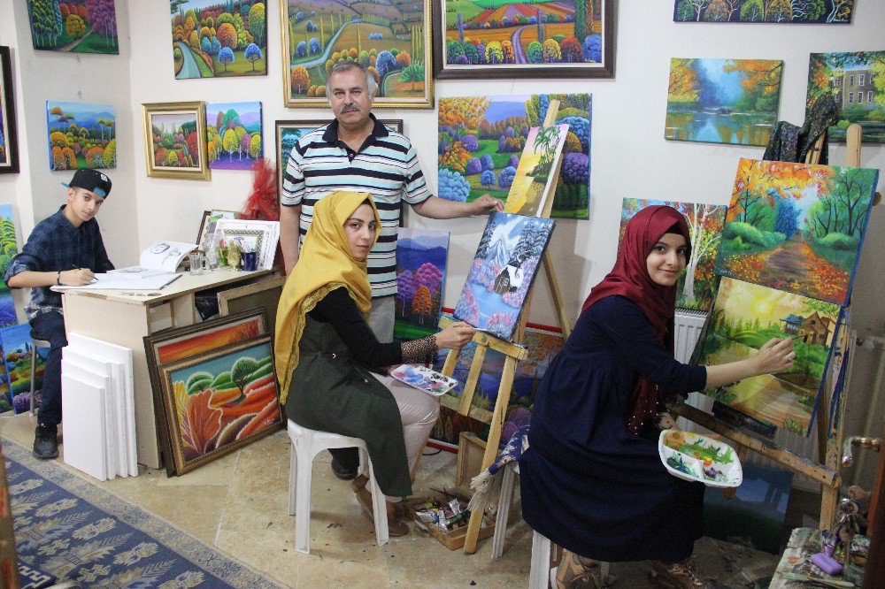 Ressam Hasan Kara’dan, Iraklı 3 Mülteciye Ücretsiz Resim Kursu