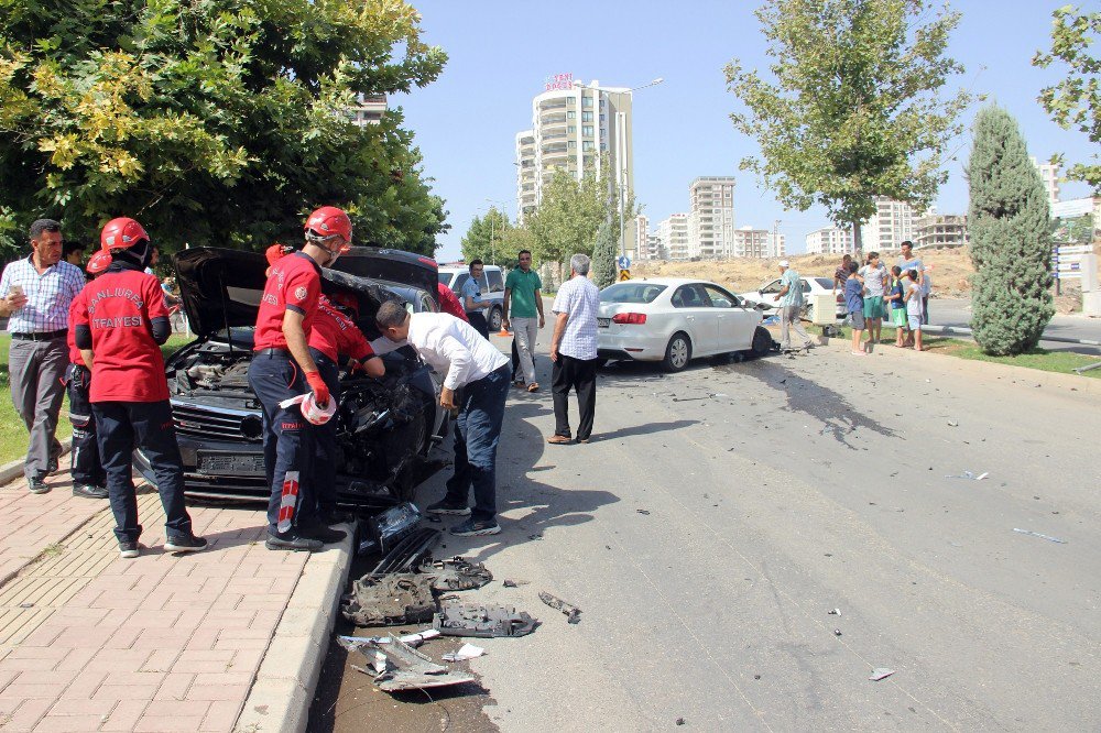 Sürücü Belgesi Olmayan Lise Öğrencisinin Kullandığı Otomobile Araç Çarptı: 3 Yaralı