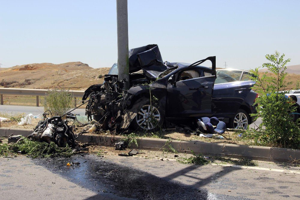 Dekan Trafik Kazasında Hayatını Kaybetti