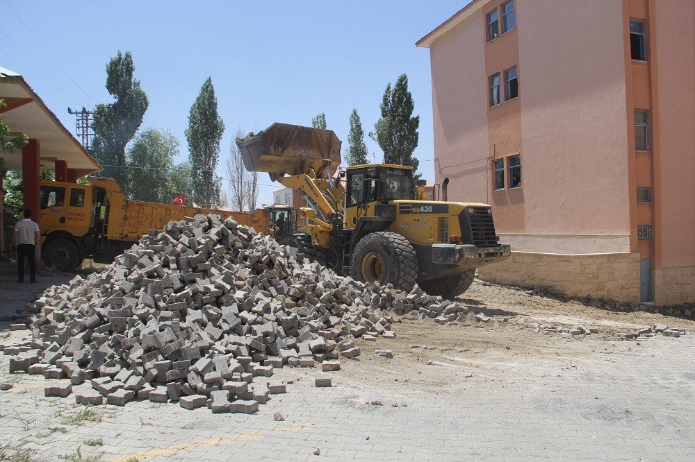 Başkale Devlet Hastanesinin Bahçesi Asfaltla Kaplanacak