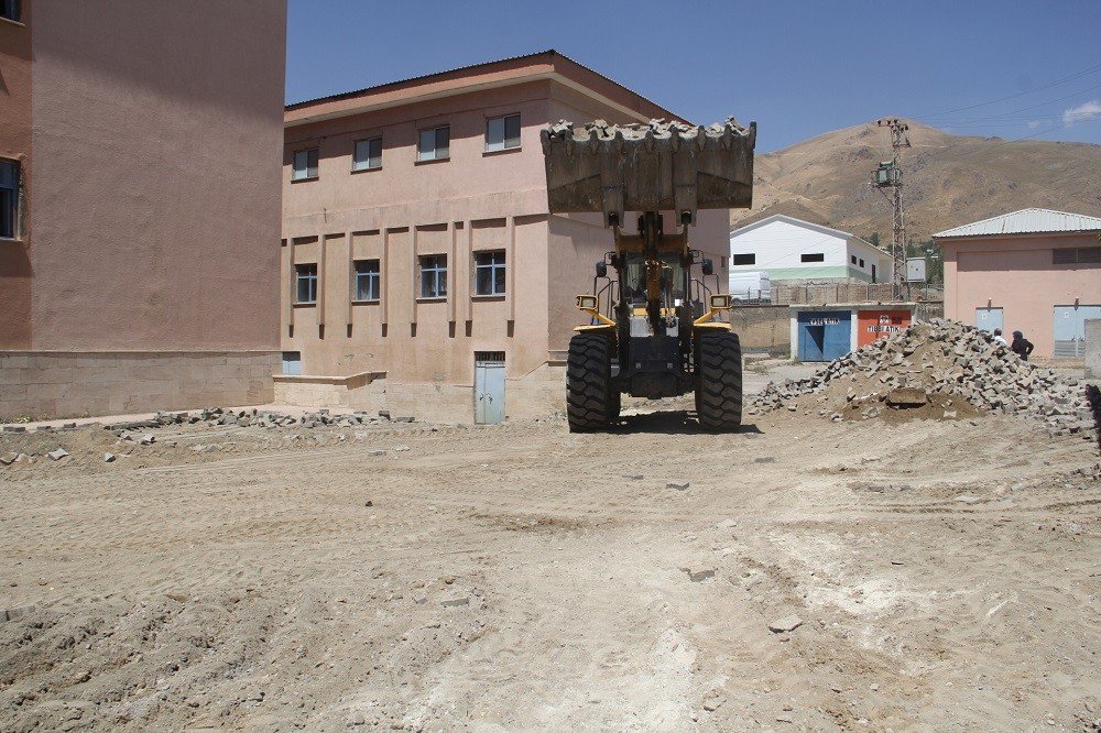 Başkale Devlet Hastanesinin Bahçesi Asfaltla Kaplanacak