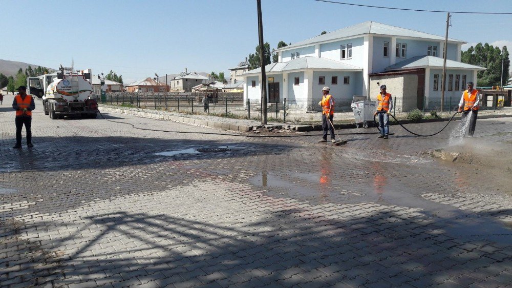 Çaldıran’da Yol Yıkama Çalışması