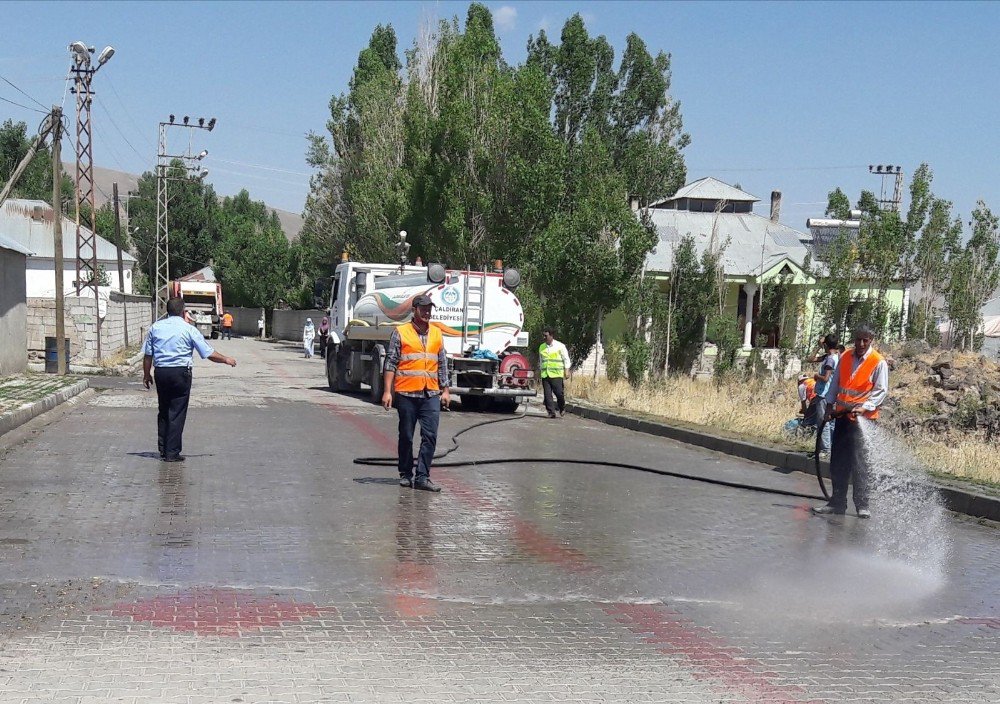 Çaldıran’da Yol Yıkama Çalışması