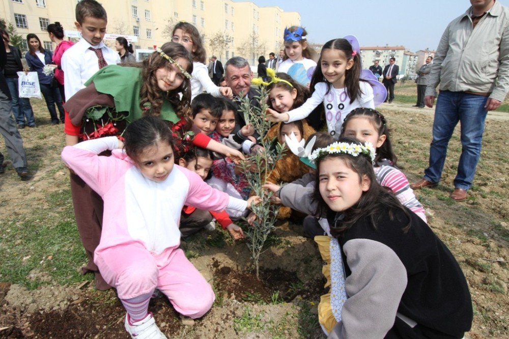 Gaziemir’de Yeşil Alan Ve Modern Parklar Artıyor