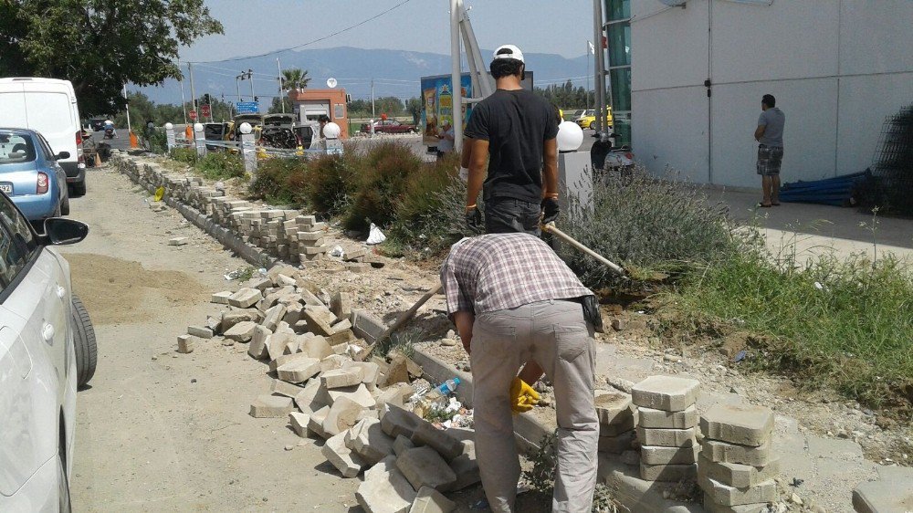 Burhaniye’de Bozulan Yollar Onarılıyor