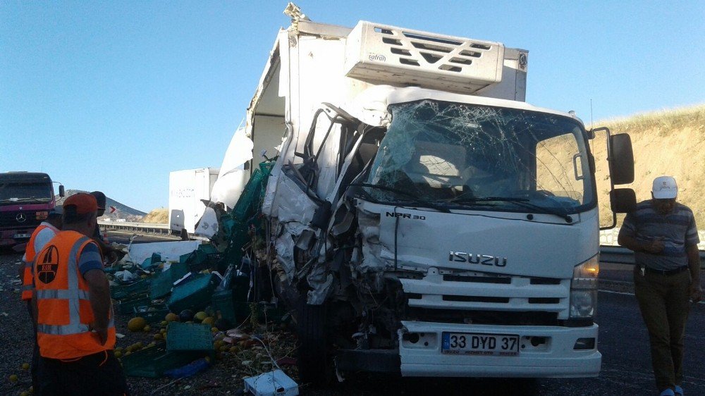 Gıda Kamyonu Park Halindeki Tıra Çarptı