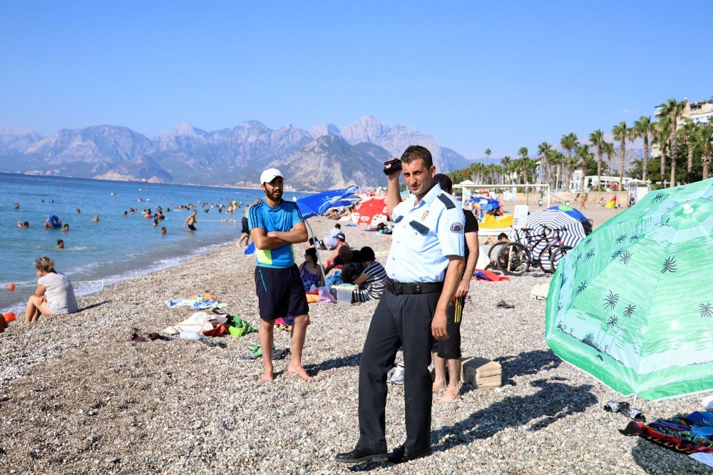 Otomobilde Kilitli Kaldı, Polis Araç Sahibini Plajda Megafonla Aradı