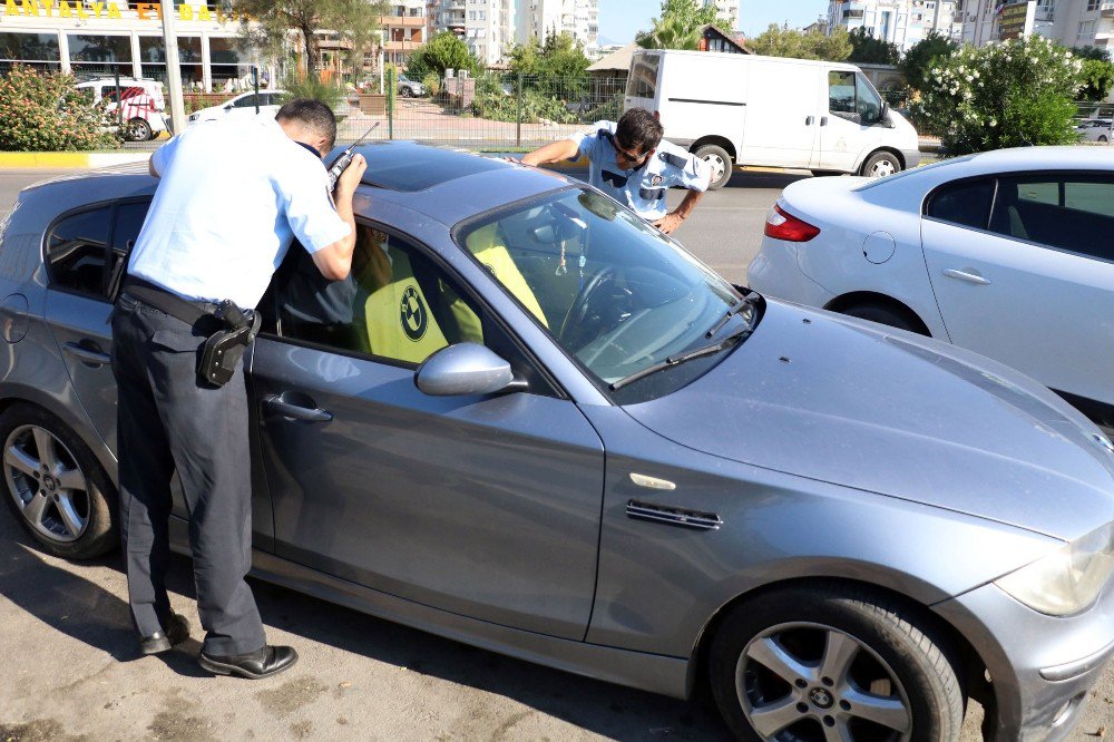 Otomobilde Kilitli Kaldı, Polis Araç Sahibini Plajda Megafonla Aradı