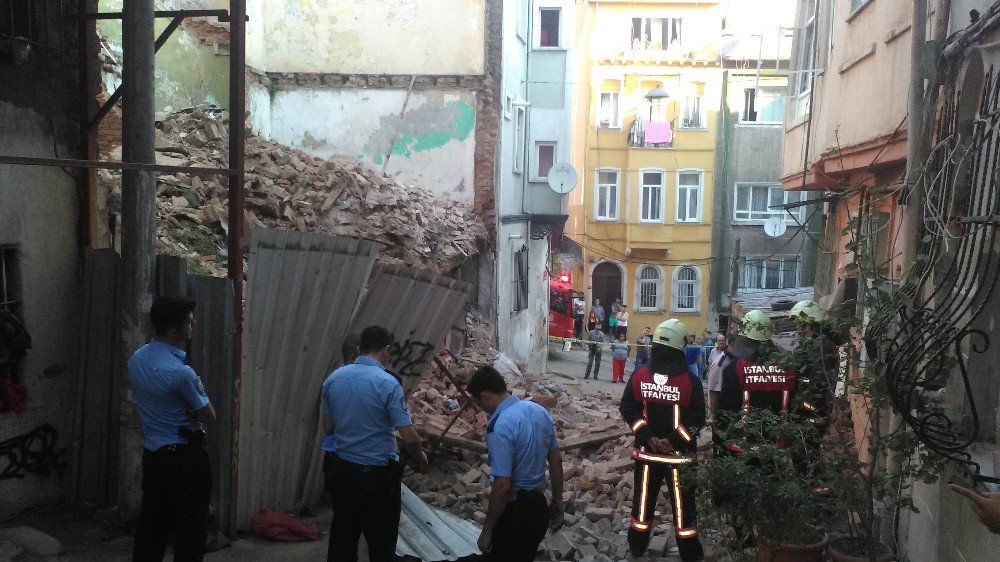 Beyoğlu’nda Metruk Bina Çöktü