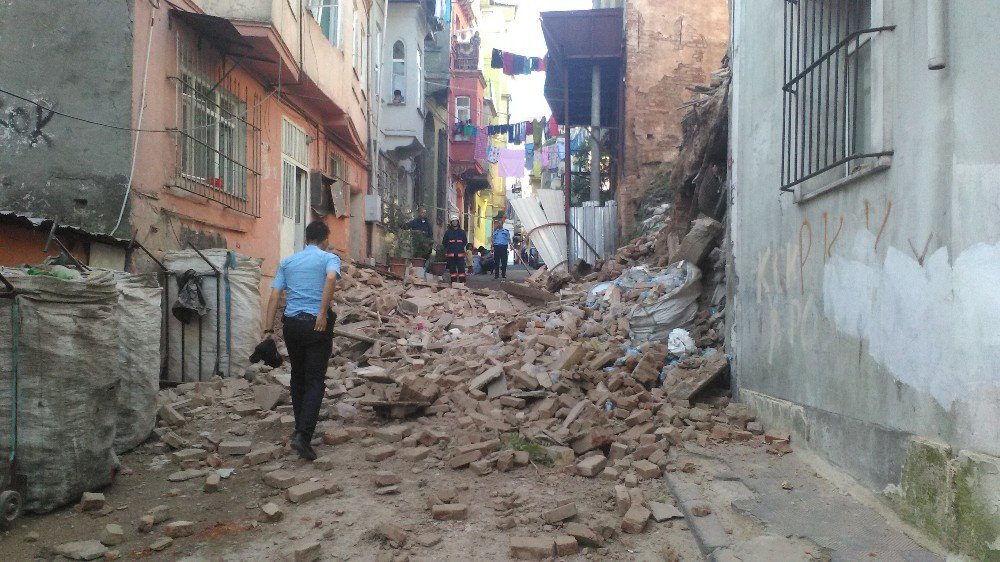 Beyoğlu’nda Metruk Bina Çöktü