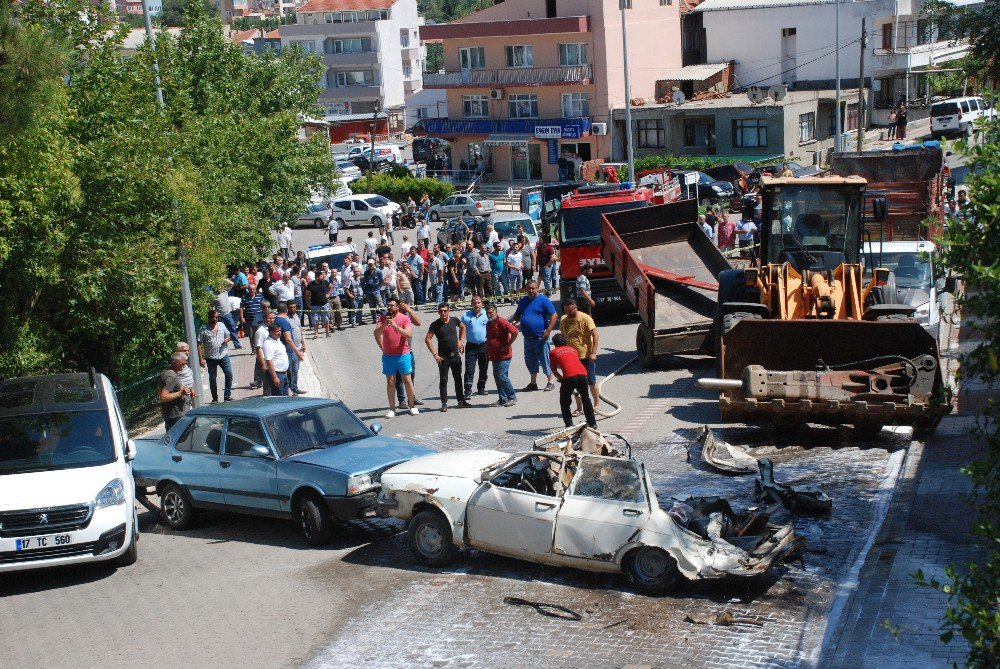 Tırdan Düşen İş Makinesi Ortalığı Savaş Alanına Çevirdi