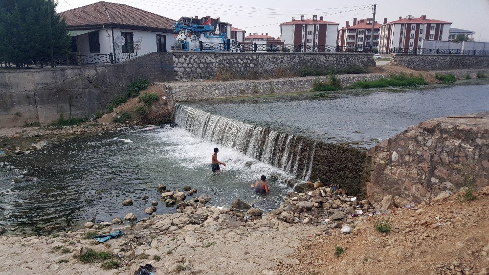 Serinlemek İsteyen Çocuklar Derelerde Yüzdü