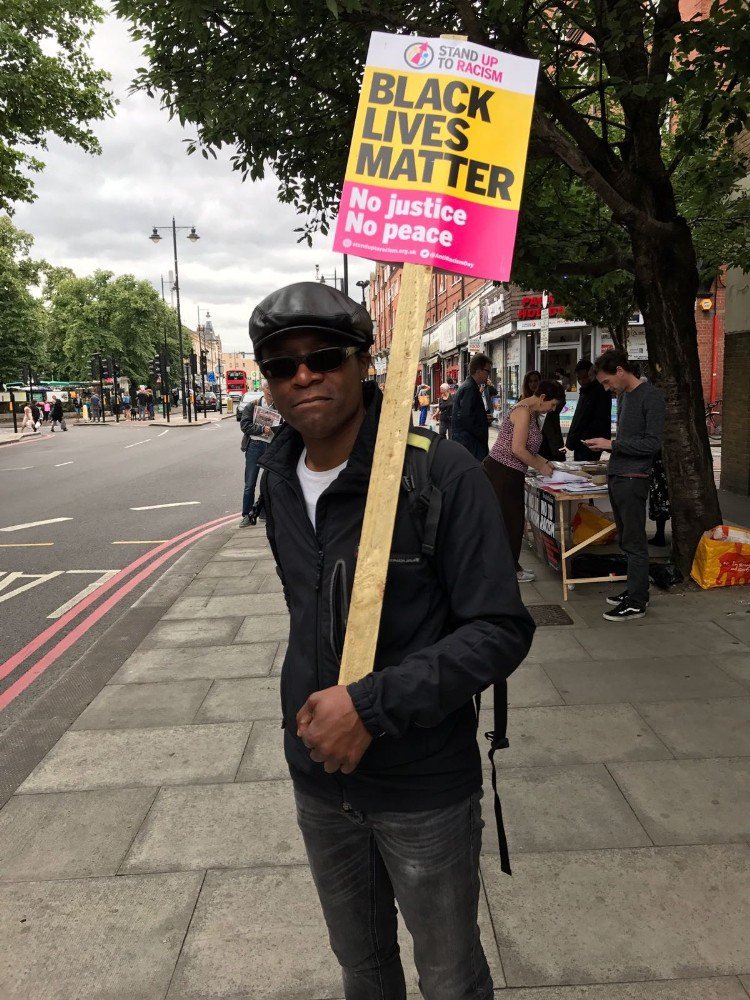 Londra’da Siyahi Genç İçin Protesto Gösterisi