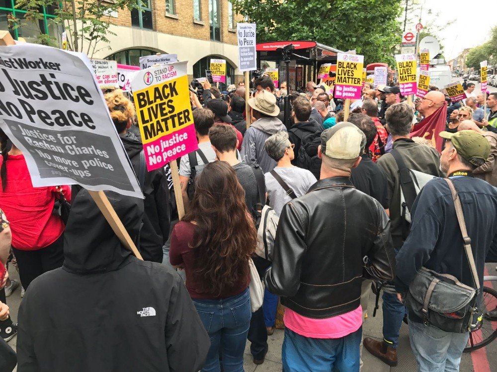 Londra’da Siyahi Genç İçin Protesto Gösterisi