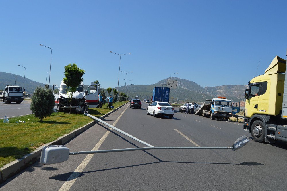 Manisa’da Zincirleme Kaza: 2 Yaralı