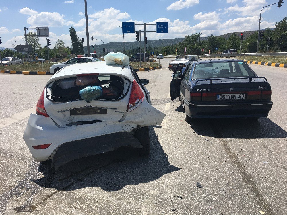 Kırmızı Işıkta İki Otomobil Çarpıştı: 1 Yaralı