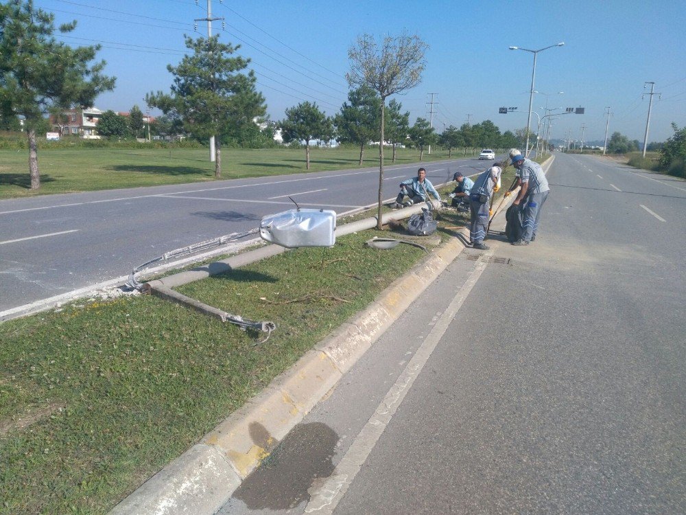 Sakarya’da Otomobil Refüjdeki Aydınlatma Direğine Çarptı: 1 Yaralı