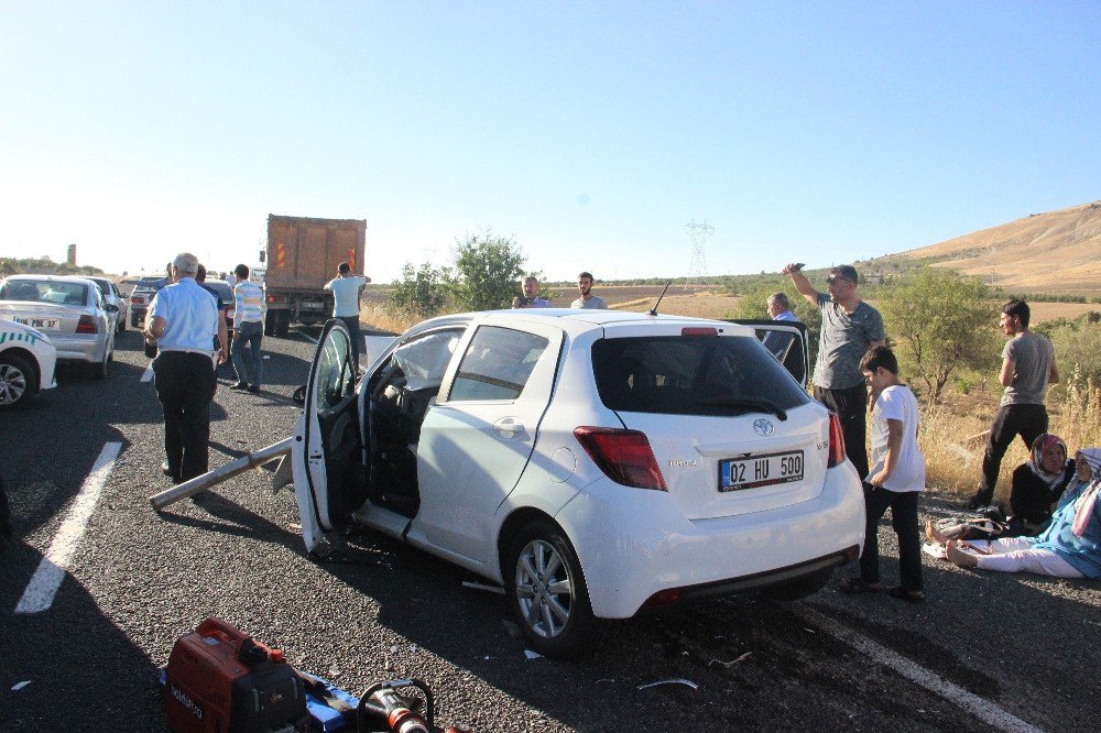 Otomobil Hafriyat Kamyonuna Arkadan Çarptı: 6 Yaralı