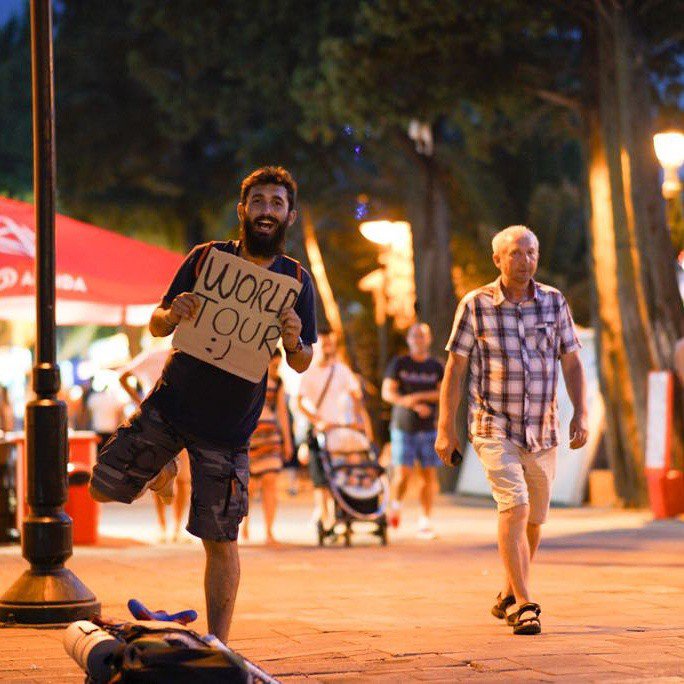 Kendi Yaptığı Bileklikleri Satarak Dünyayı Geziyor