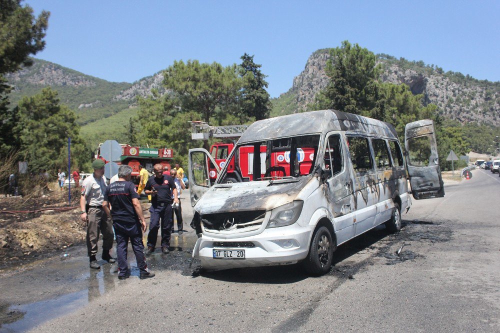 Tünelde Yanan Minibüsün Şoförü Faciayı Önledi