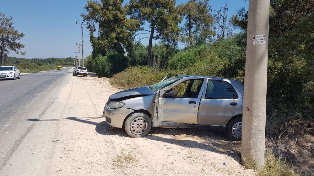 Antalya’da Otomobil Direğe Çarptı: 1 Yaralı